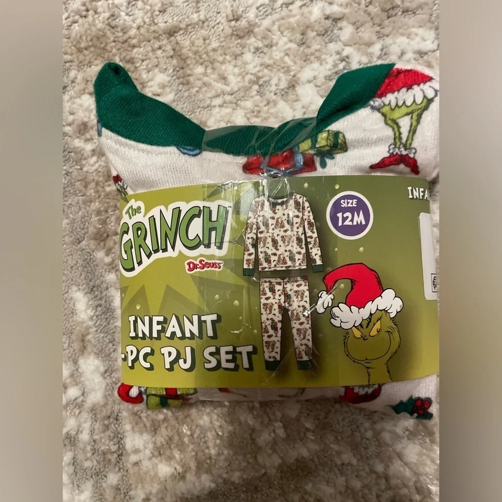 Dr. Seuss Grinch Infant Pajama Set - Green and Red size 12M-NWT